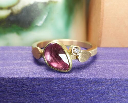 Roségouden ring Verzameling met fel roze korund en bruine diamant, met fijne blaadjes. Ontwerp van Oogst Sieraden in Amsterdam