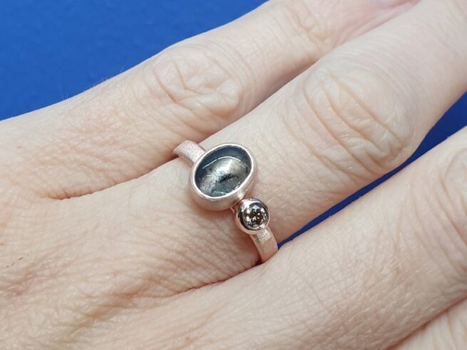 Roodgouden Verzameling ring met grijze toermalijn en licht bruine diamant. Ontwerp van Oogst Sieraden in Amsterdam