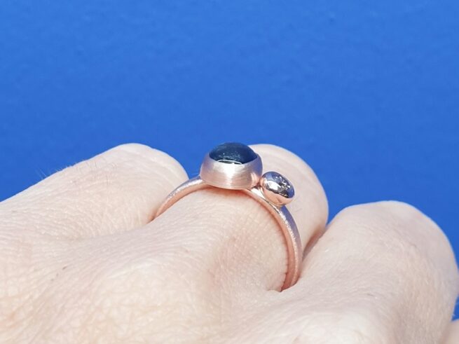 Roodgouden Verzameling ring met grijze toermalijn en licht bruine diamant. Ontwerp van Oogst Sieraden in Amsterdam