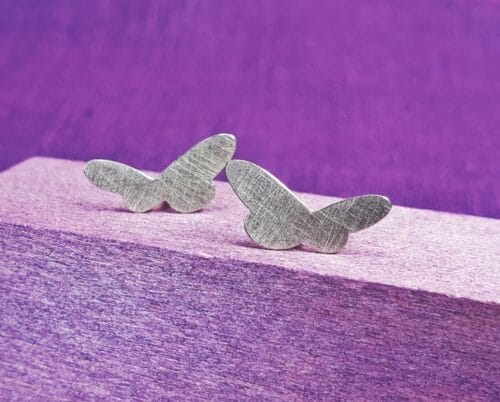 Witgouden Vlinders oorbellen. Strak en stijlvol ontwerp van Oogst Sieraden in Amsterdam