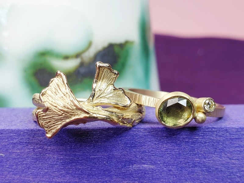 Ringen uit de Oogst collectie, ginkgo ring uit de organische stijl en de cluster ring met groene saffier in de strakke stijl van Oogst Goudsmeden in Amsterdam.