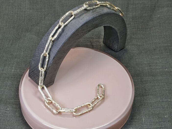 Gouden armband uit de Boomgaard serie. Geelgouden Takjes schakelarmband. Stoer ontwerp van Oogst.