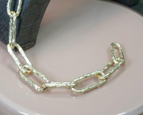 Gouden armband uit de Boomgaard serie. Geelgouden Takjes schakelarmband. Stoer ontwerp van Oogst.