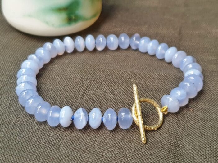 Edelsteen armband uit de Boomgaard serie. Licht blauwe chalcedoon met geelgouden takjes sluiting. Uit het Oogst Goudsmeden atelier.