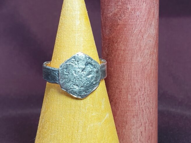 Zilveren Erosie ring met zeshoekig element. Heren ring uit het Oogst Goudsmeden atelier.