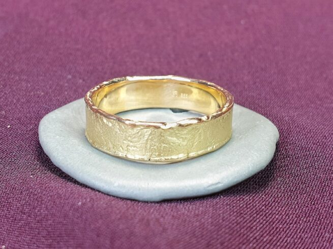 Yellow gold Erosion men's ring. Design by Oogst Jewellery in Amsterdam