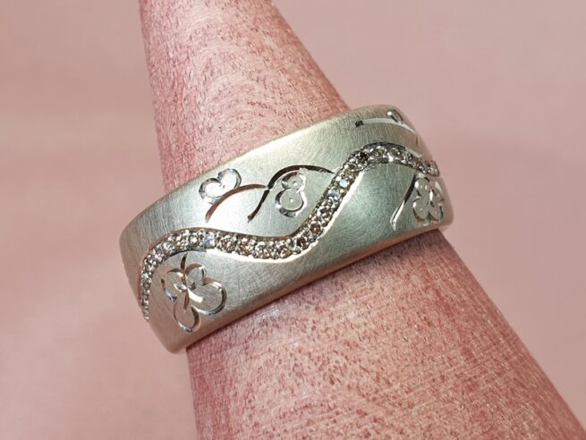 Witgouden Japonais ring met rondom diamanten en een bloesem handgravure. Eenmalig sieraad van Oogst Sieraden in Amsterdam