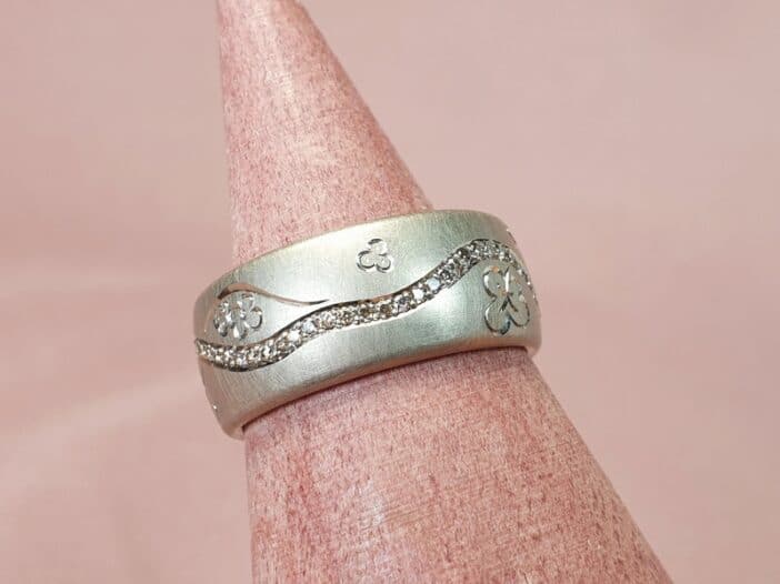 Witgouden Japonais ring met rondom diamanten en een bloesem handgravure. Eenmalig sieraad van Oogst Sieraden in Amsterdam