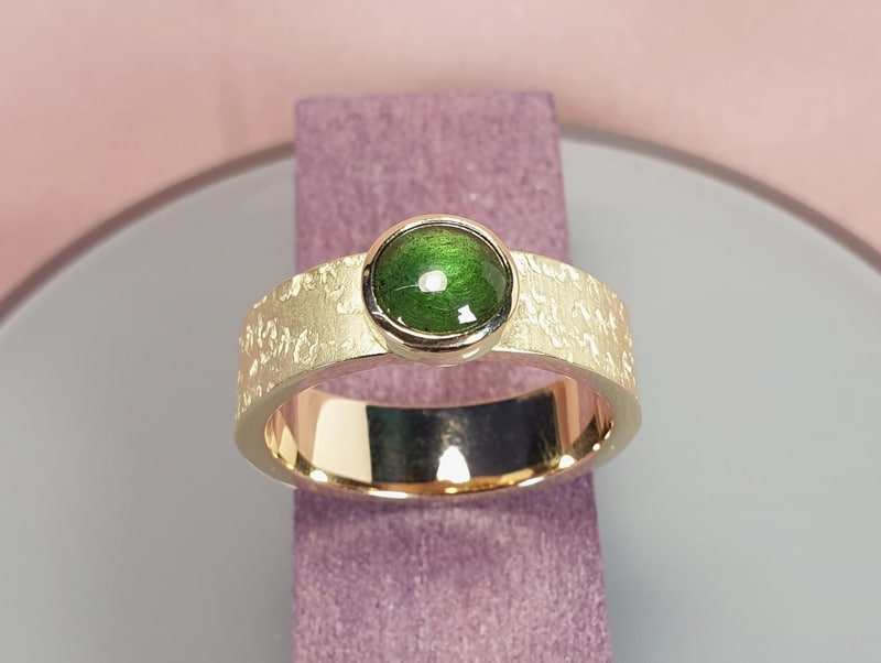 Gemstone ring with green tourmaline and coral texture in yellow gold. Men's ring from the oogst studio in Amsterdam.
