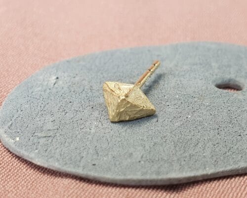Yellow gold ear stud from the ‘Crystals’ series. Single piece ear stud. Design by Oogst Jewellery in Amsterdam.