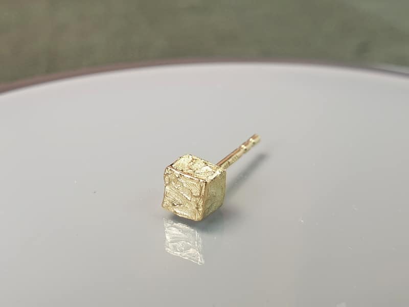 Yellow gold ear stud 'Crystals'. Bold cube shape, designed by Oogst Jewellery studio in Amsterdam.