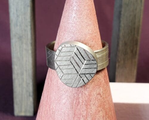 Witgouden Japonais ring met lijnen en handgravure van blokken patroon. Moderne zegelring. Heren sieraden. Ontwerp van Oogst Goudsmeden in Amsterdam.