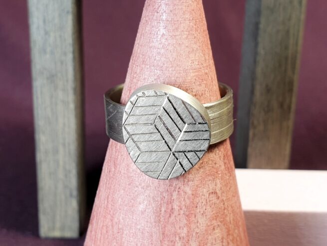 White gold Japonais ring with hand engraving and a lineair pattern. Modern signet ring. men's ring. Design by Oogst Jewellery in Amsterdam.