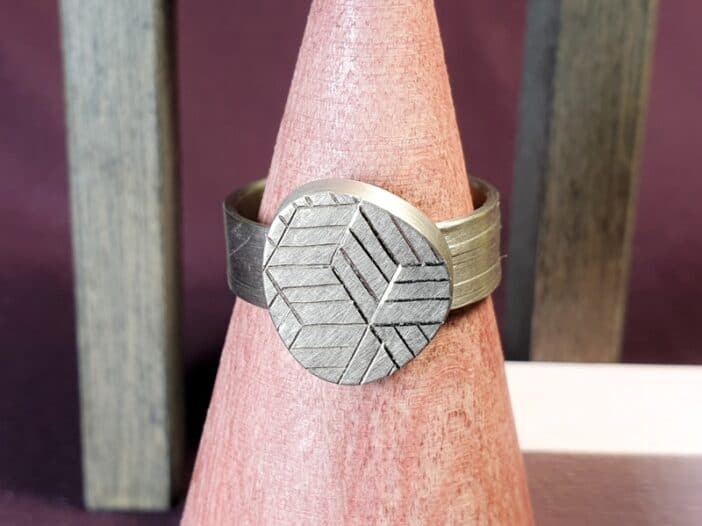 Witgouden Japonais ring met lijnen en handgravure van blokken patroon. Moderne zegelring. Heren sieraden. Ontwerp van Oogst Goudsmeden in Amsterdam.