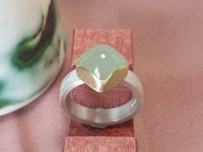 Silver ring 'Rhythm' with a cushion cabochon cut aquamarine, which is set in yellow gold. Sturdy statement men's ring design by Oogst Jewellery in Amsterdam.