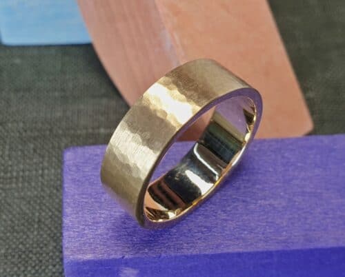 Yellow gold Rhythm ring with hammering. Sturdy men's ring from the Oogst jewellery collection in Amsterdam.
