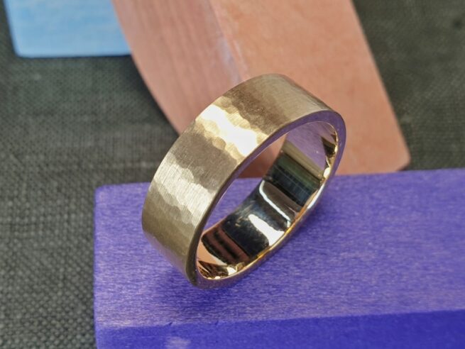 Geelgouden Ritme ring met fijne hamerslag. Stoere heren ring uit Oogst Sieraden atelier in Amsterdam.