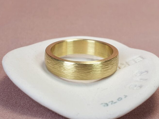 Yellow gold ring Rhythm with stripey hammering. Gold mens ring by Oogst Jewellery in Amsterdam