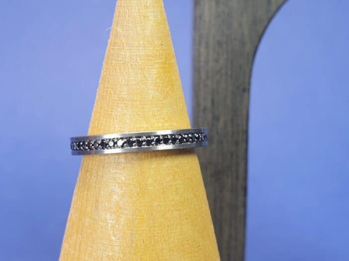 Ring Eenvoud in witgoud met zwarte diamant rondom. Maatwerk eternity ring uit het Oogst Sieraden atelier.