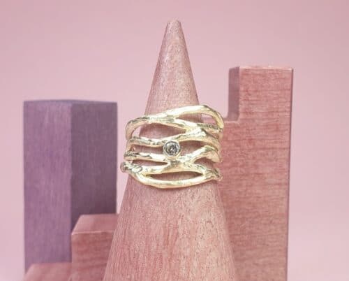 Geelgouden brede structuur ring met diamant uit de Amorf serie. Van eigen goud vervaardigd. maatwerk uit het Oogst Sieraden atelier in Amsterdam