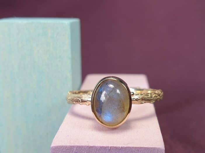 Ring Boomgaard met ovale labradoriet. Maatwerk assieraad uit het Oogst atelier.
