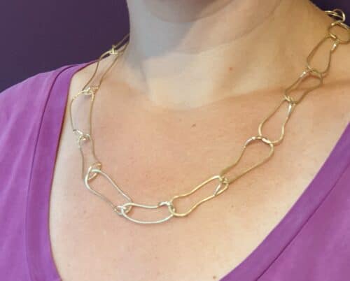 This yellow golden necklace 'Cells' has hammered links and is a true one-of-a-kind Oogst Jewellery design.