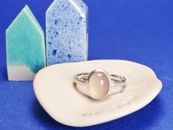 Zilveren ring 'Boomgaard': takje met een ovaal cabochon geslepen Rozenkwarts en 0,01 ct briljant geslepen pinkish brown diamant in een 14 krt roodgouden zetting gezet. Oogst Sieraden