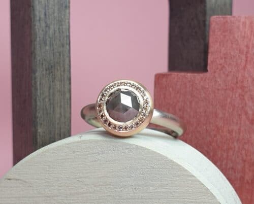 Ring 'Boleet': Strakke ronde ring met een roosgeslepen grijze natural diamant in een geelgouden bolle zetting met rondom 25x 0,005 crt light brown pavé gezet. Oogst Sieraden in Amsterdam