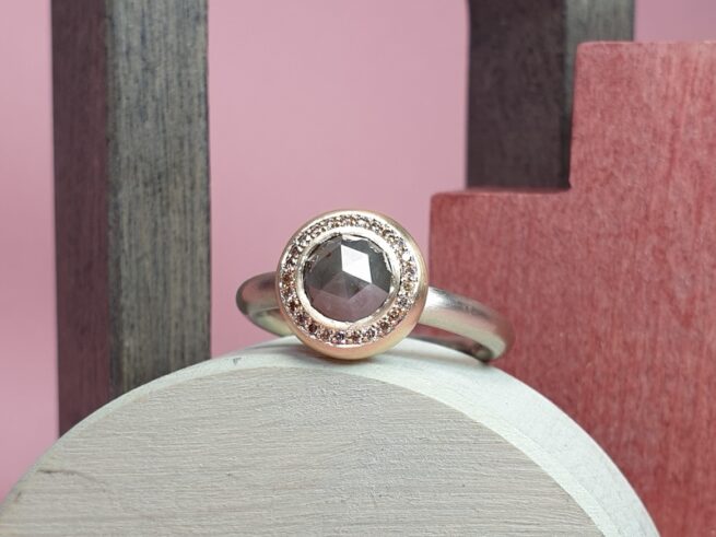 Ring 'Boleet': Strakke ronde ring met een roosgeslepen grijze natural diamant in een geelgouden bolle zetting met rondom 25x 0,005 crt light brown pavé gezet. Oogst Sieraden in Amsterdam