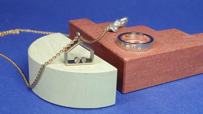 Geboortesieraad. Witgouden ring met 4 diamanten, passend bij witgouden collier voor eerste baby. Maatwerk van Oogst Goudsmeden in Amsterdam