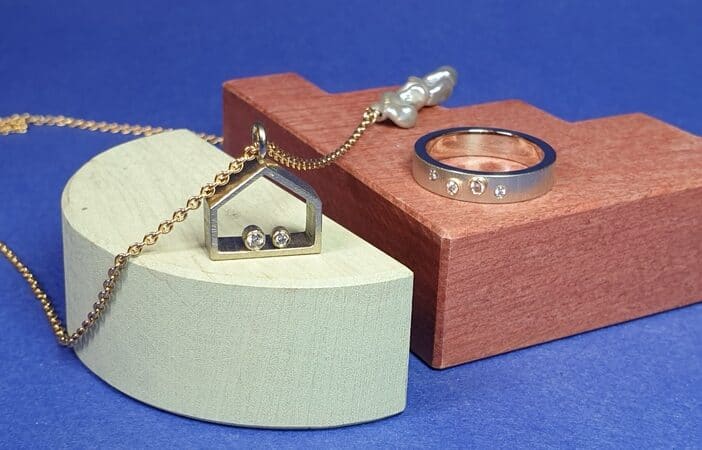 Geboortesieraad. Witgouden ring met 4 diamanten, passend bij witgouden collier voor eerste baby. Maatwerk van Oogst Goudsmeden in Amsterdam