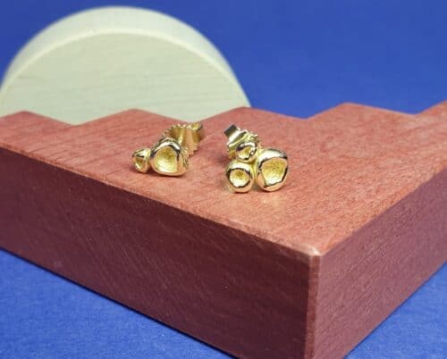 Oorsieraden 'Perziken' Asymmetrisch paar oorstekers van eigen 14 krt geelgoud vervaardigd. Maatwerk van Oogst Goudsmeden in Amsterdam