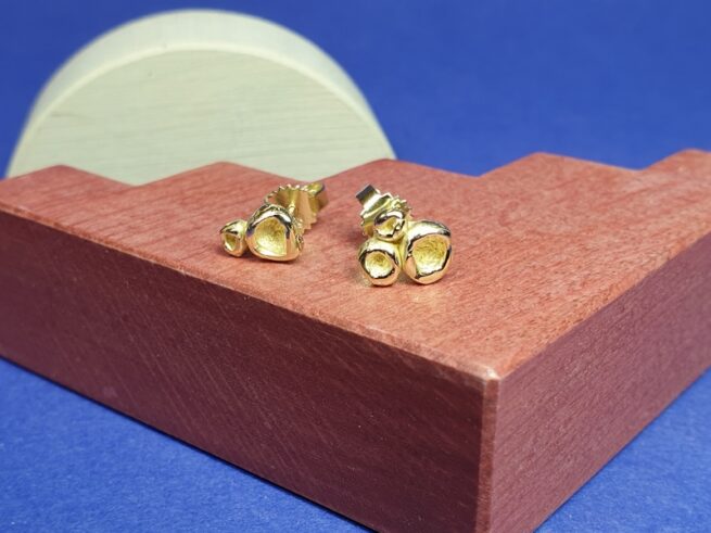 Oorsieraden 'Perziken' Asymmetrisch paar oorstekers van eigen 14 krt geelgoud vervaardigd. Maatwerk van Oogst Goudsmeden in Amsterdam