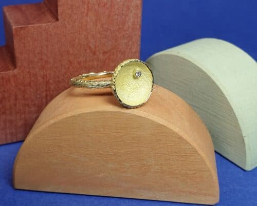 Ring 'Eik': 14 krt geelgouden takje met een eikendopje met hierin een 0,01 ct briljant geslepen diamant. Maatwerk uit het Oogst Goudsmeden atelier in Amsterdam.