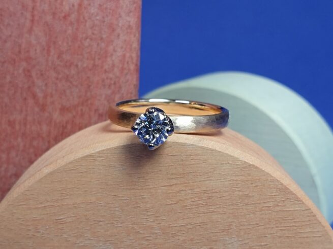 Verlovingsring 'Ritme': roségouden ring met hamerslag en een 0,42 ct briljant geslepen diamant in een witgouden chaton. Maatwerk uit het Oogst Goudsmeden atelier in Amsterdam.