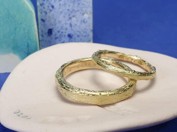 Geelgouden trouwringen Boomgaard. Takjes ring uit het Oogst goudsmid atelier. in Amsterdam.