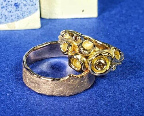 Trouwringen met textuur. Roségouden ring met bruine diamanten voor haar. Roodgouden ring voor hem. Maatwerk trouwringen van Oogst Goudsmeden
