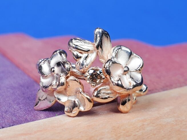 Rose gold ring Japonais with blossoms, buds and leaves with a brown diamond. Design by Oogst Jewellery in Amsterdam