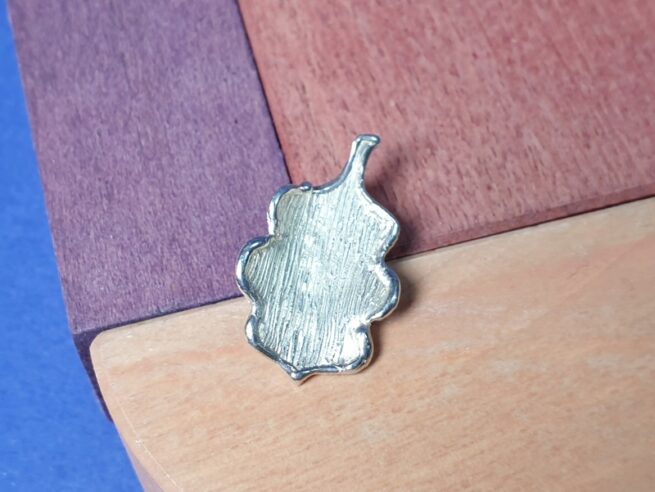 Silver 'Oak' pendant. A sturdy leaf, created at the Oogst goldsmith studio.