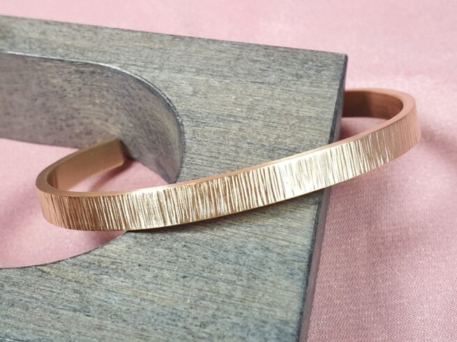 Bracelet in yellow gold with stipey hammered texture. From the Oogst men collection.
