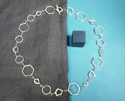 Geelgouden schakel collier Amorf & Hoekig. Uit de handgemaakte collier collectie van Oogst Sieraden in Amsterdam