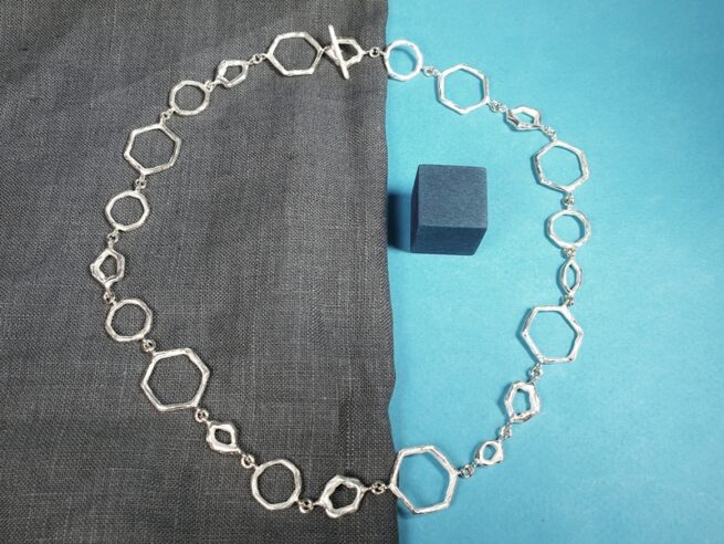 Geelgouden schakel collier Amorf & Hoekig. Uit de handgemaakte collier collectie van Oogst Sieraden in Amsterdam