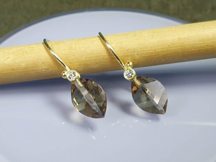 Geelgouden oorbellen met rookkwarts en diamant. Uit de Blaadjes serie van Oogst Sieraden in Amsterdam