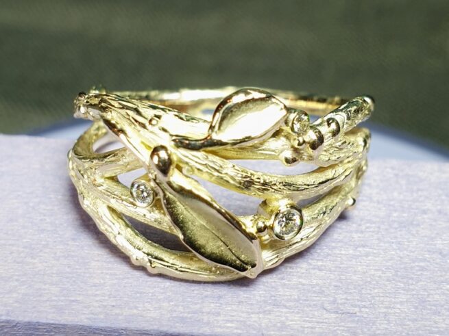 Geelgouden Takjes ring uit de Boomgaard serie met takjes, blaadjes, besjes en diamanten. Uniek ontwerp van Oogst Goudsmeden in Amsterdam
