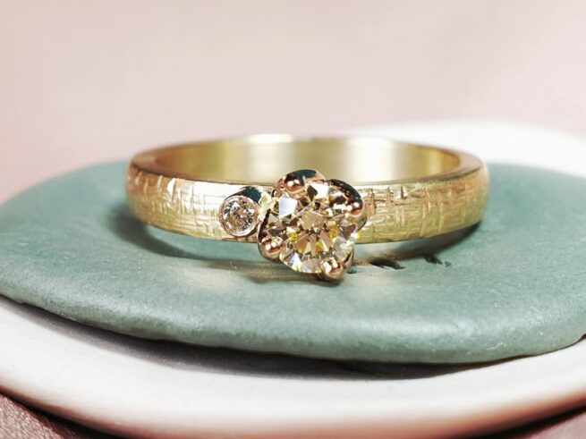 Rosé gold engagement ring Rhythm with a 0,27 ct and 0,03 ct brilliant cut diamond. Design by Oogst Jewellery in Amsterdam