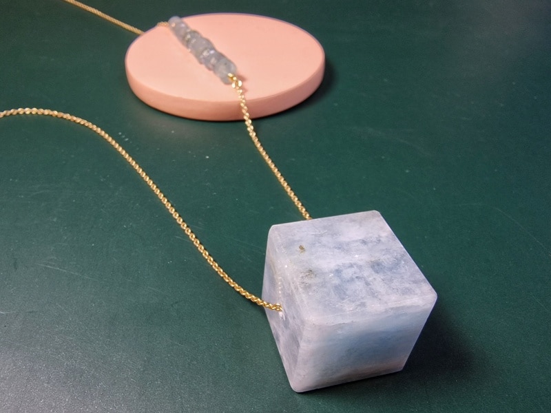 Yellow gold 'Cluster' necklace with a cube aquamarine and a row of facetted Aquamarine. Jewellery design by Oogst in Amsterdam.