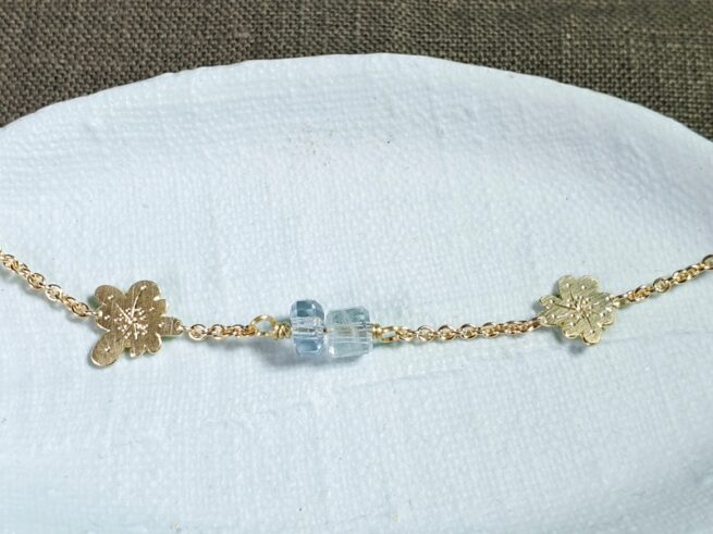 Geelgouden armband in In bloei met Aquamarijn kristallen en handgravure. Oogst ontwerp.