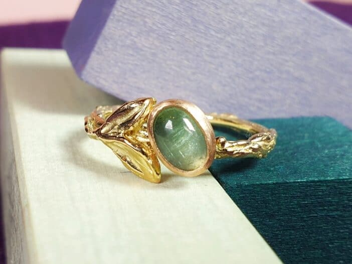 Roségouden Boomgaard ring, takje met blaadjes en ovale toermalijn. Eenmalig ontwerp van oogst Sieraden Amsterdam.