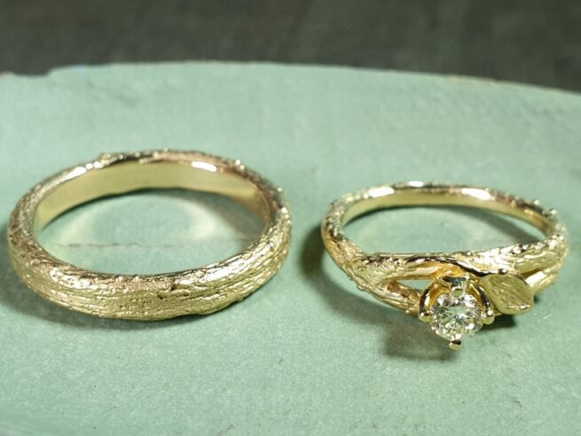 Wedding rings 'Orchard. Yellow gold sturdy twig and elegant twig with leaf and sparkling diamond. Oogst Originals.