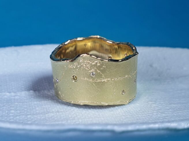 Brede ring uit de Erosie serie van eigen oud goud gemaakt. Met rondom diamanten in warm geel en licht bruin. Maatwerk van Oogst